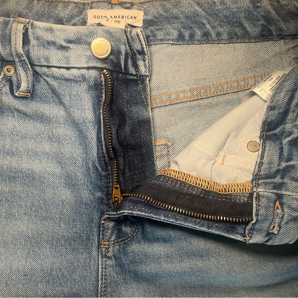 Good American The Weekender Light Blue Denim Jeans - Picture 6 of 9